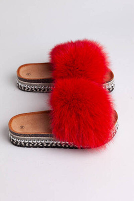 Czerwone klapki z naturalnym futrem lisa