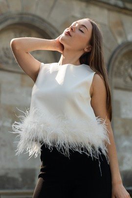 Elegancki top zdobiony strusimi piórami