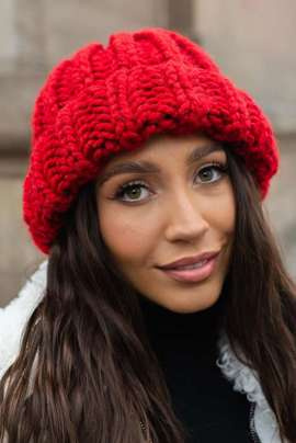 Czerwona ręcznie robiona czapka wełniana