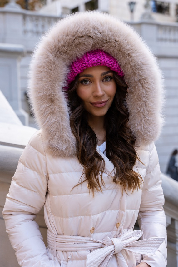 Beżowy puchowy płaszcz damski z kapturem obszyty naturalnym futrem lisa