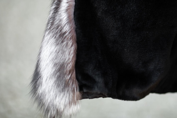 Parka damska obszyta naturalnym futrem z lisa srebrnego.