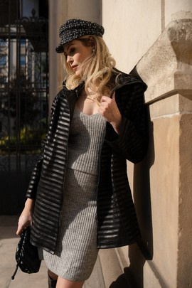 Czarna kurtka skórzana z kapturem