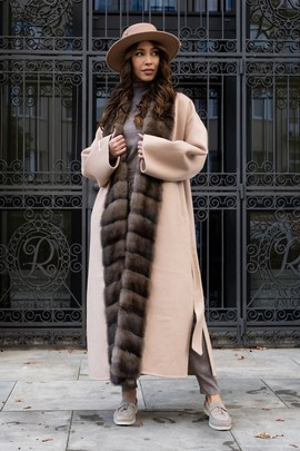 Beżowy kaszmirowy płaszcz Loro Piana obszyty sobolem