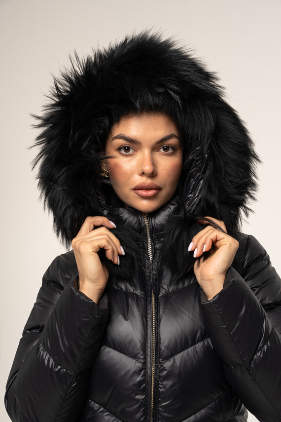 Czarna kurtka puchowa z kapturem z jenotem