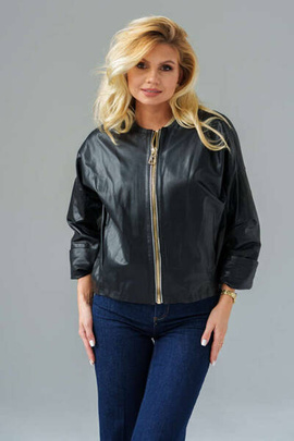 Czarna kurtka skórzana o prostym kroju