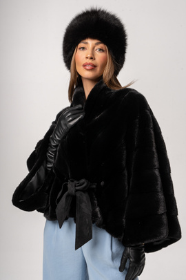 Czarne futro w stylu poncza z naturalnych norek