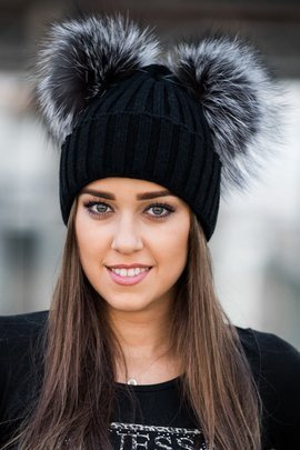 Czapka wełniana z mankietem w kolorze czarnym z dwoma pomponami z naturalnego  futra lisa srebrnego w rozmiarze XXL