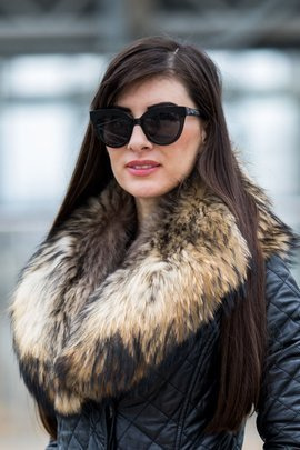 Kołnierz z futra jenota w kolorze naturalnym.