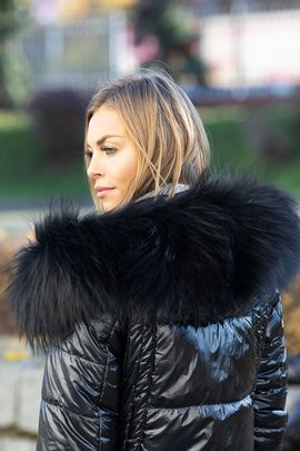 Futrzane obszycie na kaptur z  jenota naturalnego barwionego na kolor czarny.