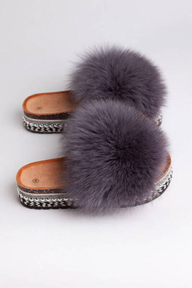 Grafitowe klapki damskie z naturalnym futrem lisa