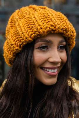 Musztardowa wełniana czapka ręcznie wykonana