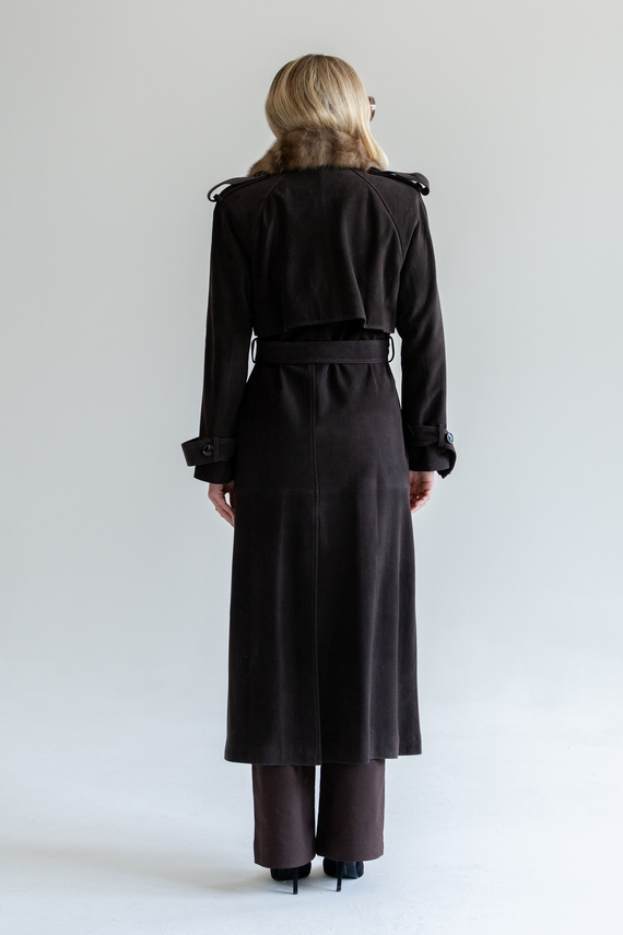 Brązowy zamszowy płaszcz trencz z kołnierzem z futra sobola ze skóry zamszowej