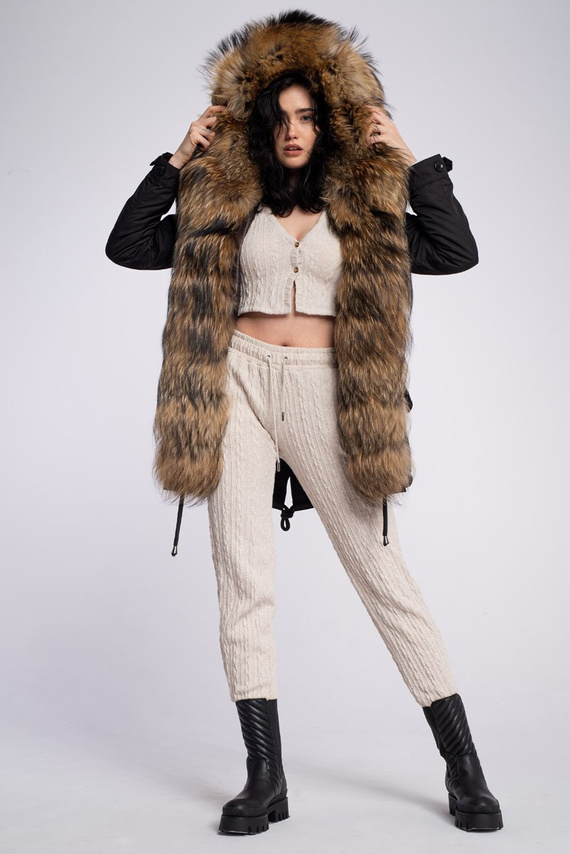 Czarna kurtka parka damska obszyta naturalnym futrem jenota