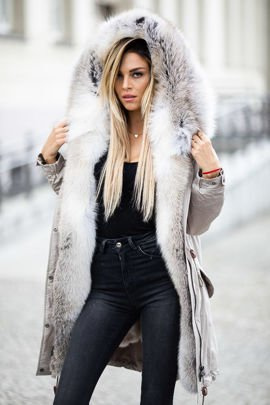 Parka damska obszyta naturalnym futrem z lisa, wewnątrz ocieplana norką.
