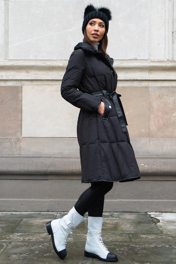 Czarny płaszcz puchowy z futrzanym kołnierzem