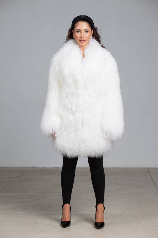 Białe futro z lamy z kołnierzem