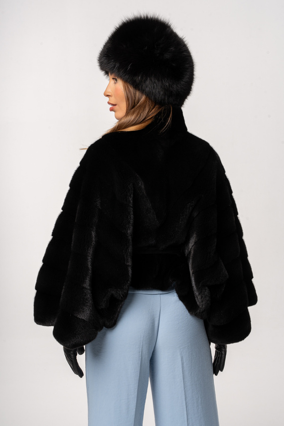 Czarne futro w stylu poncza z naturalnych norek