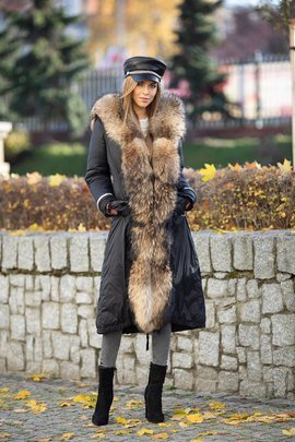Płaszcz damski z obszyciem z naturalnego futra jenota