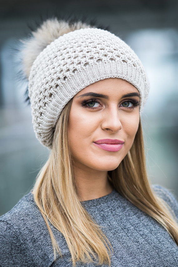 Beretka wełniana z pomponem z naturalnego jenota