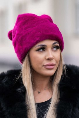 Fuksjowa czapka z naturalnego futra norek z ozdobnymi pomponikami