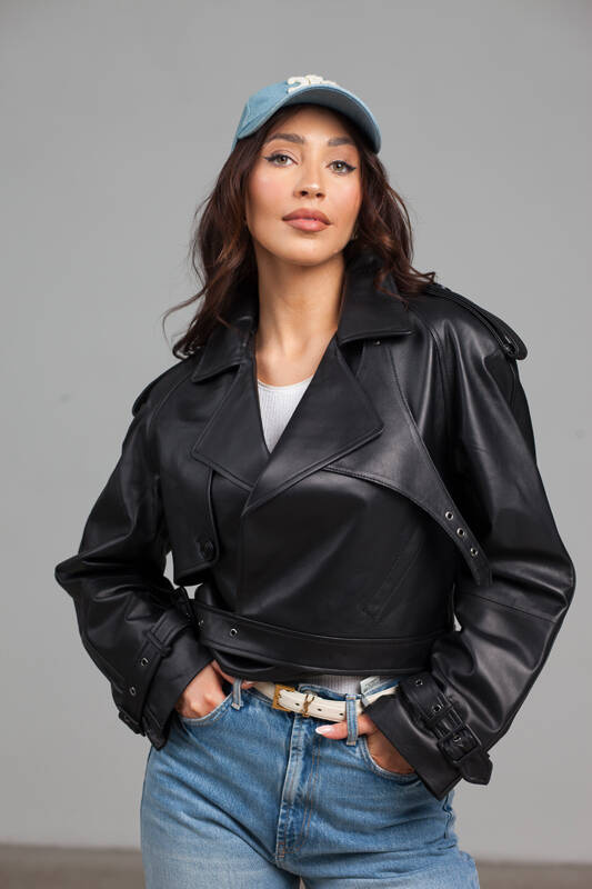 Czarna skórzana ramoneska o podkreślonej linii ramion