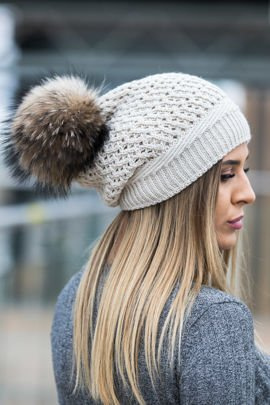 Beretka wełniana z pomponem z futra naturalnego jenota.