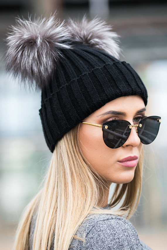 Czapka wełniana z  dwoma pomponami z naturalnego futra lisa srebrnego.