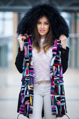 Parka damska w kolorze czarnym obszyta futrem z jenota w kolorze czarnym.