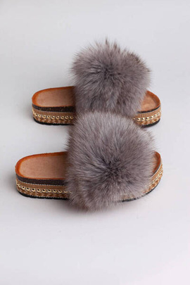 Szare klapki z naturalnym futrem lisa