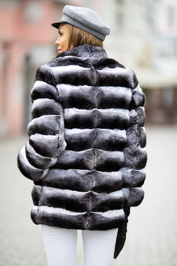 Futro z szynszyli naturalnych.