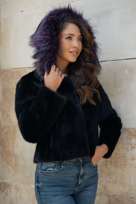 Czarne futro z norki efektowym kapturem z lisa