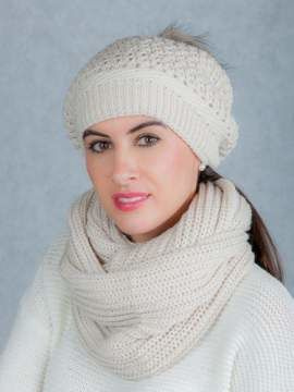 Czapka wełniana z pomponem z naturalnego jenota z kominem