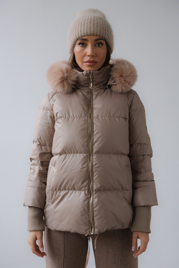 Beżowa kurtka puchowa z kapturem i futrzanym wykończeniem