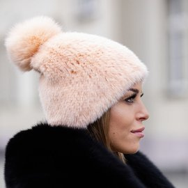 Czapka z naturalnego futra norek w kolorze łososiowym.