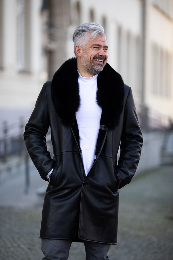 Czarny długi kożuch męski ze skór jagnięcych 