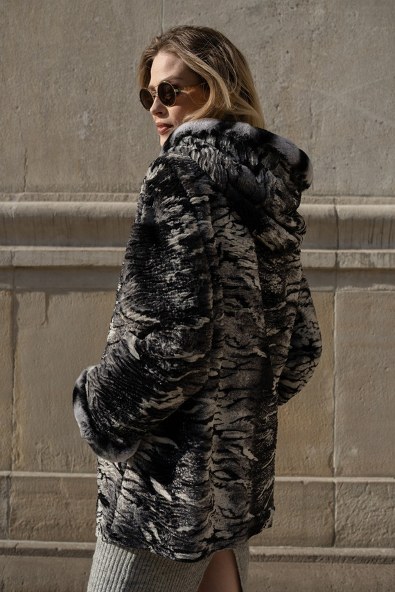 Czarna kurtka skórzana z kapturem 