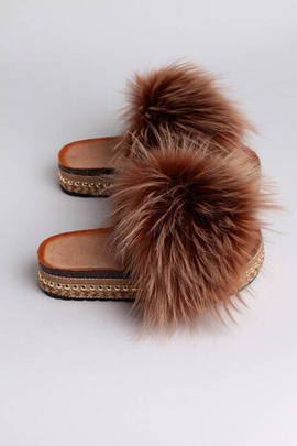 Brązowe klapki o odcieniu toffi z naturalnym futrem jenota