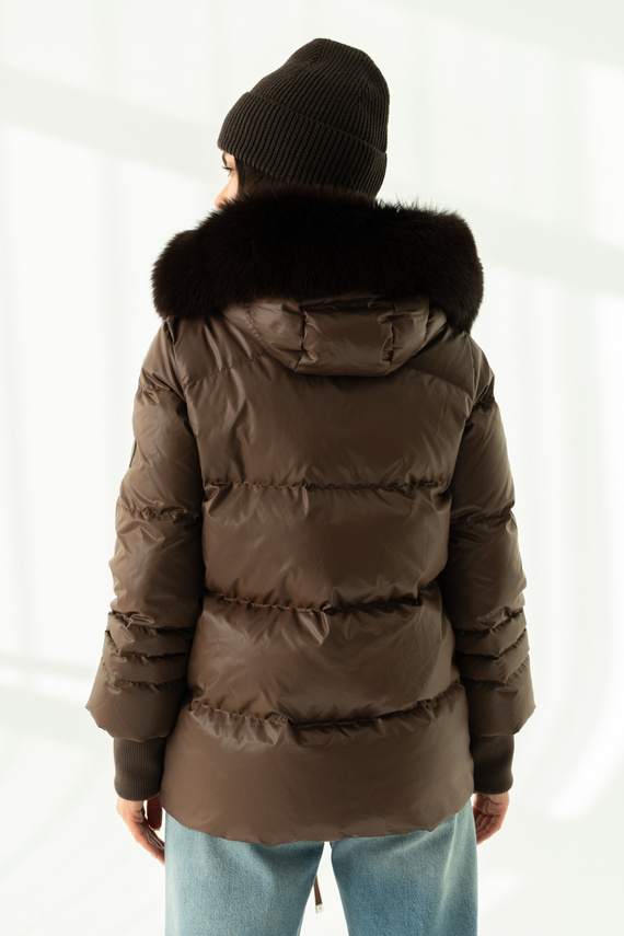 Brązowa kurtka puchowa z kapturem i futrzanym wykończeniem