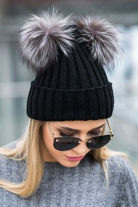 Czapka wełniana z  dwoma pomponami z naturalnego futra lisa srebrnego.