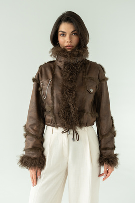 Krótkie futerko z królika w kolorze czekoladowego brązu