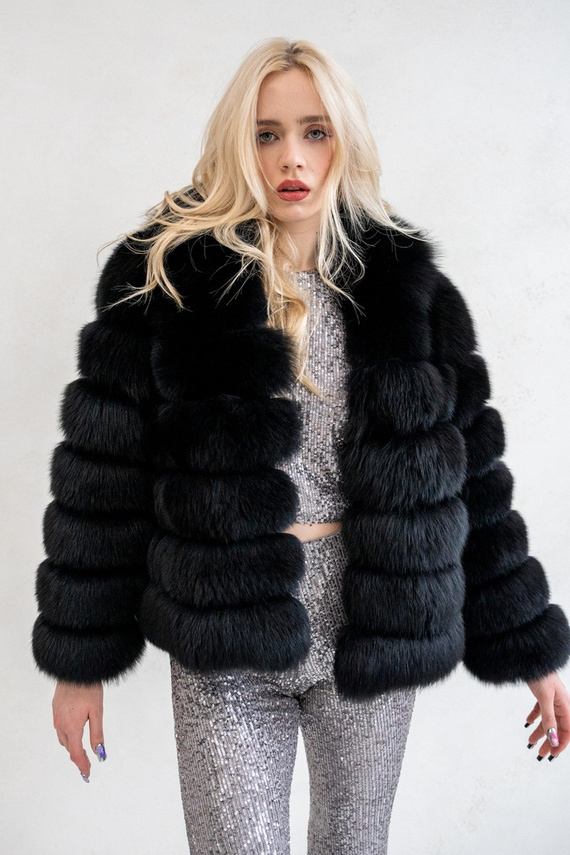 Czarne futro z kapturem z lisów fińskich