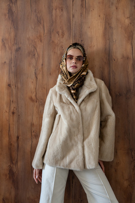 Beżowe futro naturalne z grzbietów norek palomino