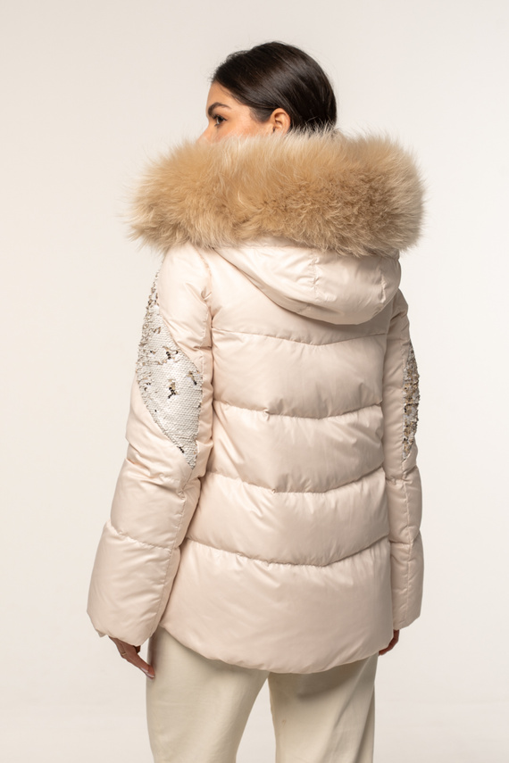 Kremowa kurtka puchowa z futrzanym obszyciem z jenota