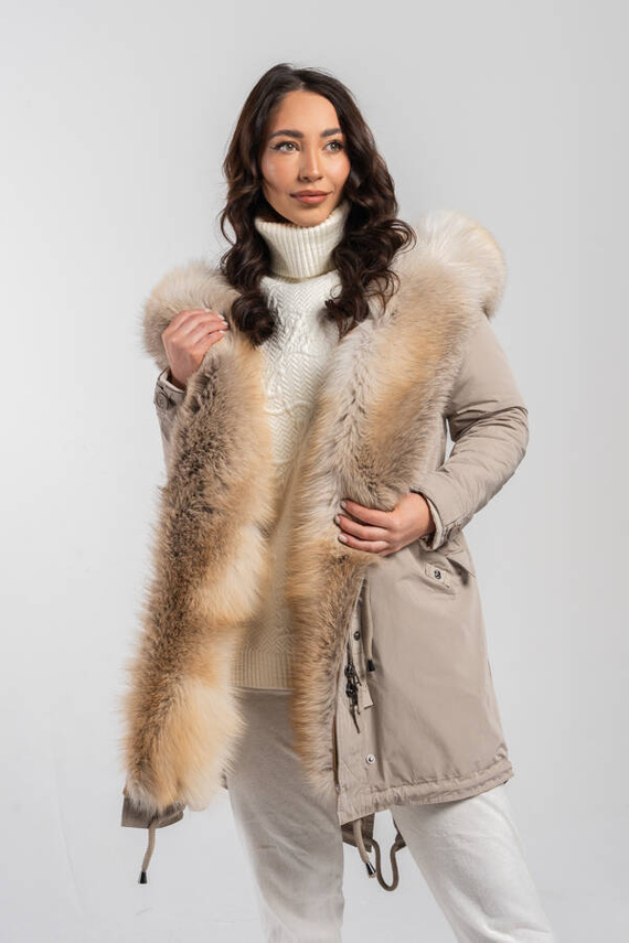 Beżowa kurtka parka obszyta naturalnym futrem z lisa i norką