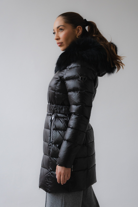 Czarna kurtka puchowa Ammy z futrzanym kapturem 