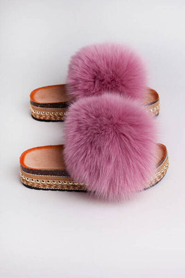 Delikatnie różowe klapki z naturalnym futrem lisa