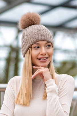 Kaszmirowa czapka w kolorze beżowym