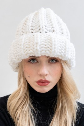 Biała ręcznie robiona czapka wełniana