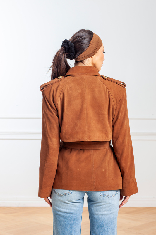 Jasno brązowy krótki płaszcz ze skóry zamszowej