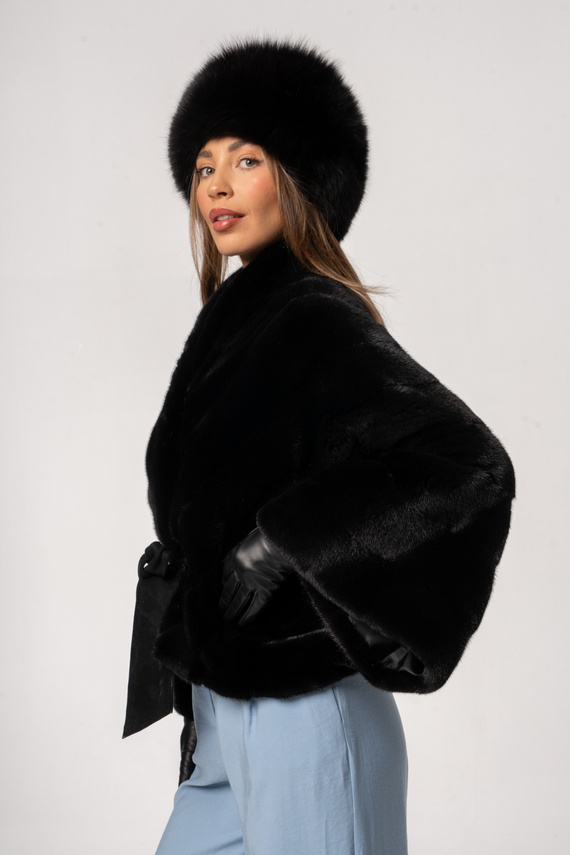 Czarne futro w stylu poncza z naturalnych norek